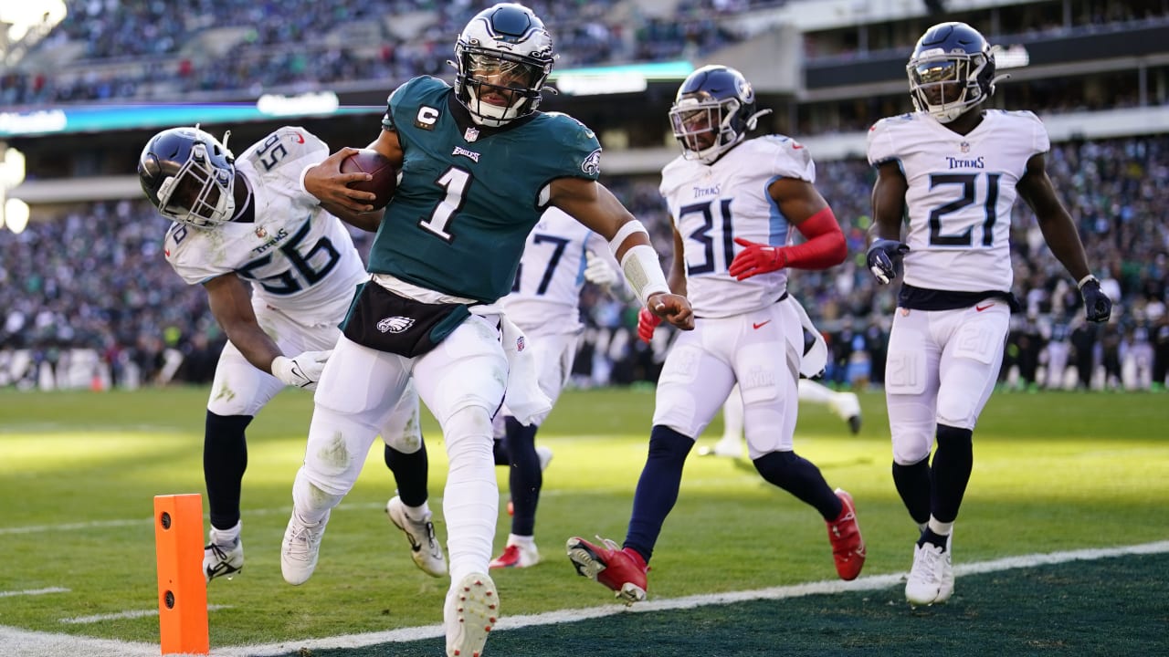 Philadelphia Eagles quarterback Jalen Hurts outraces multiple defenders