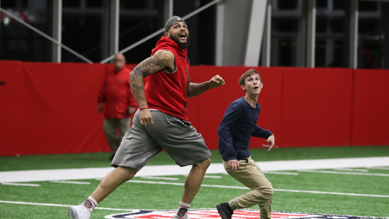 With 'Catch for Kids' Campaign, Mike Evans continues to give back - Bucs  Nation