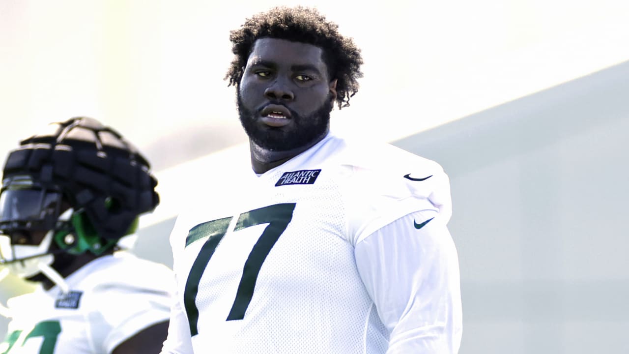 Jets offensive tackle Mekhi Becton fractures kneecap, likely out for season