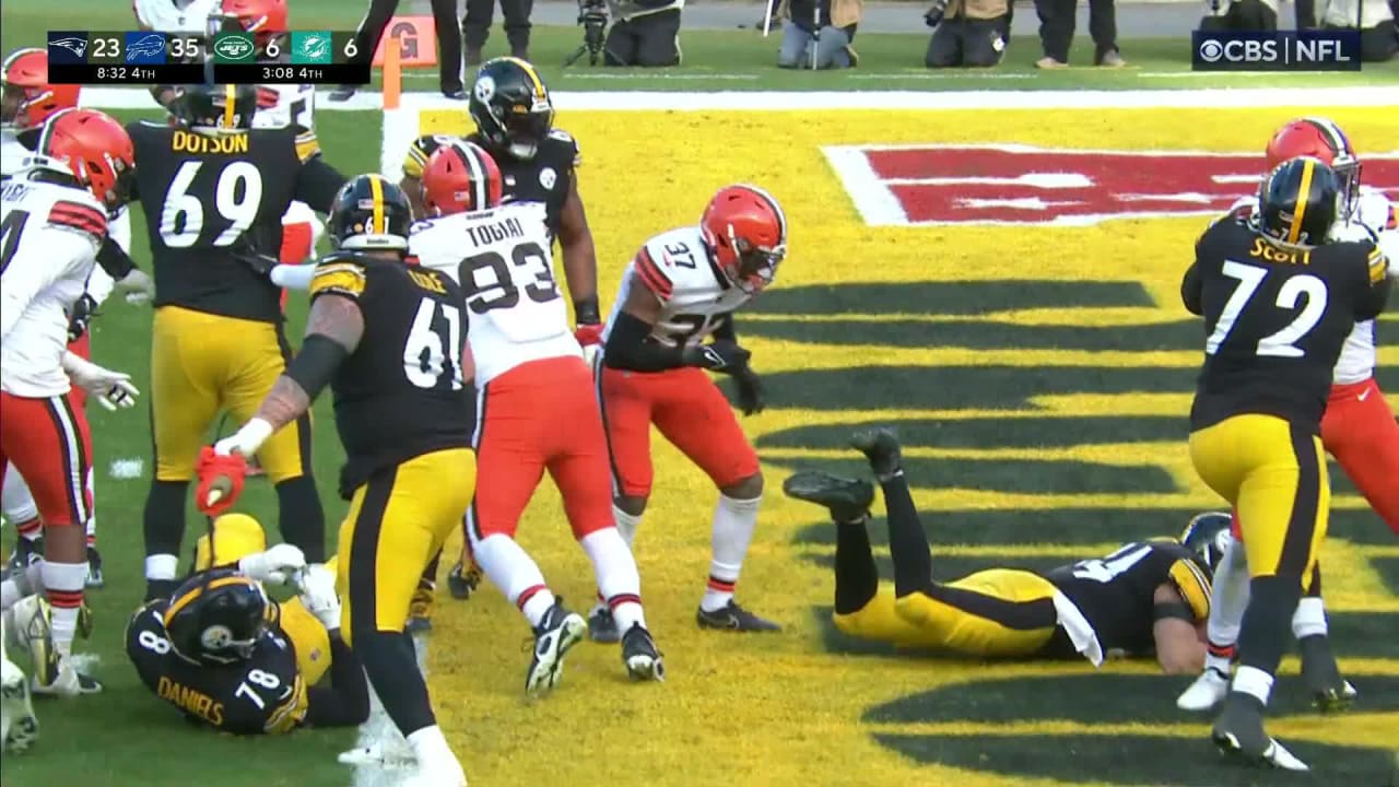 Pittsburgh Steelers fullback Derek Watt (44) celebrates his one yard  touchdown in the fourth quarter