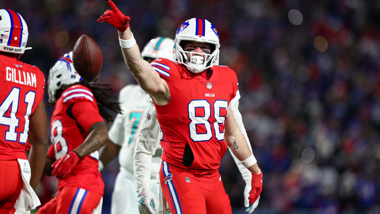 Highlight] Josh Allen rolls out and delivers to Dawson Knox : r/nfl