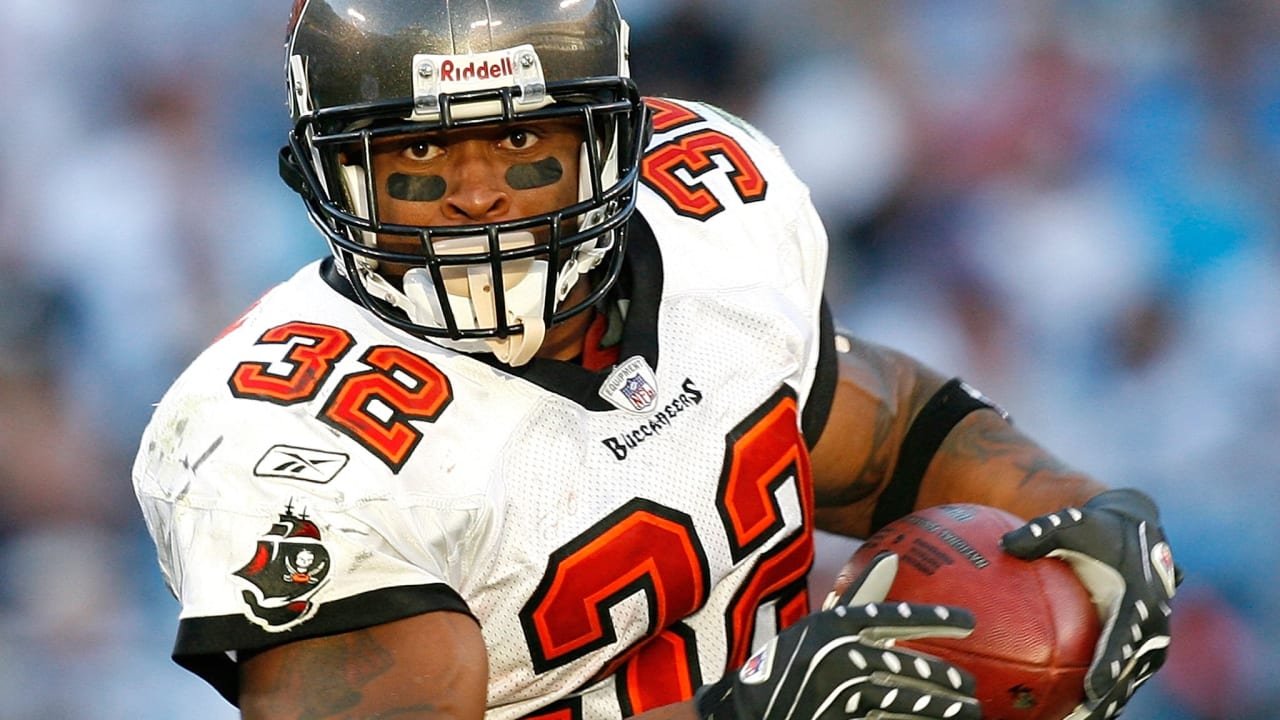 Running back Warrick Dunn of the Tampa Bay Buccaneers in action News  Photo - Getty Images