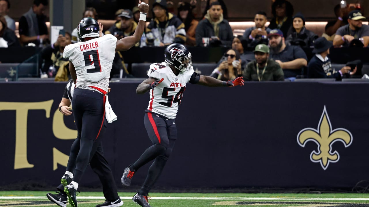 New Orleans, Louisiana, USA. 18th Dec, 2022. Atlanta Falcons linebacker  Lorenzo Carter warms up before playing the New Orleans Saints in an NFL game  in New Orleans, Louisiana USA on December 18