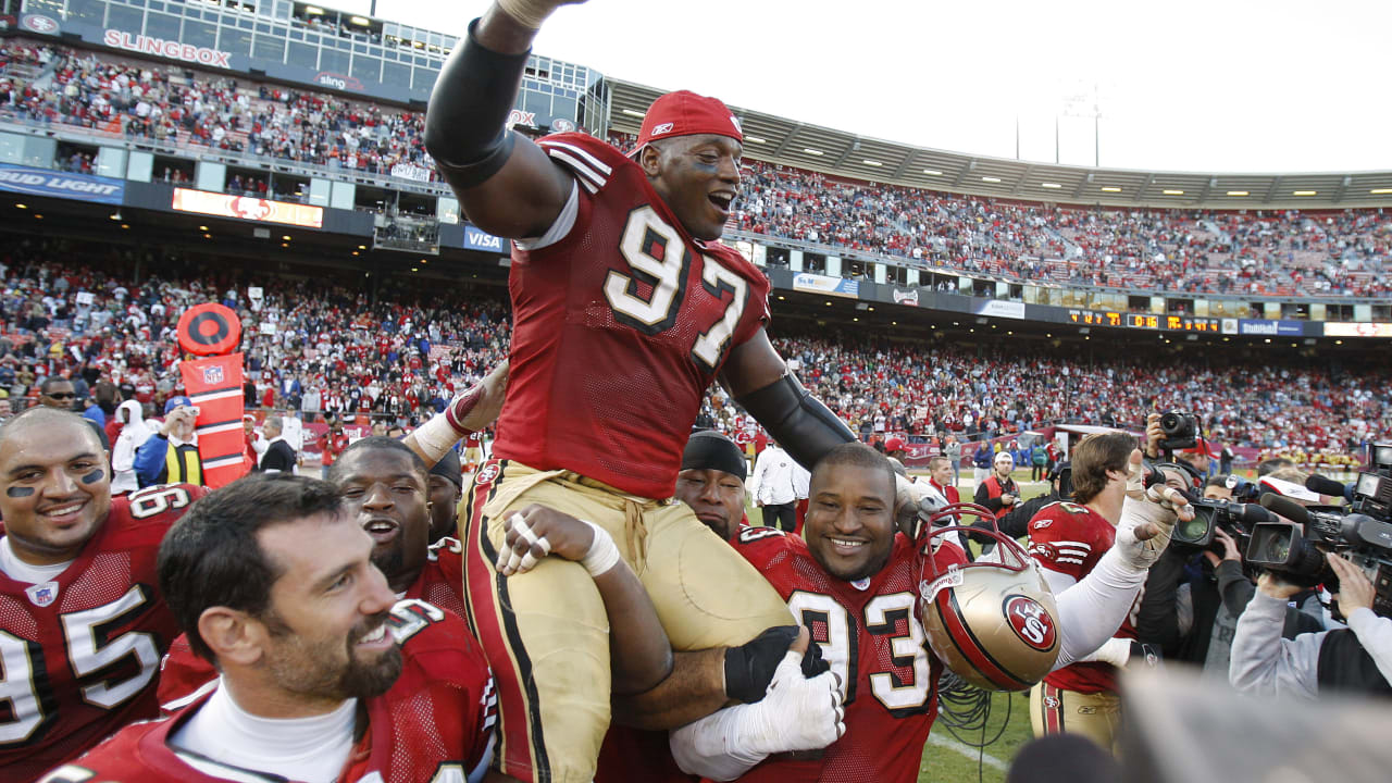 San Francisco 49ers Terrell Owens (81) jokes with the fans after