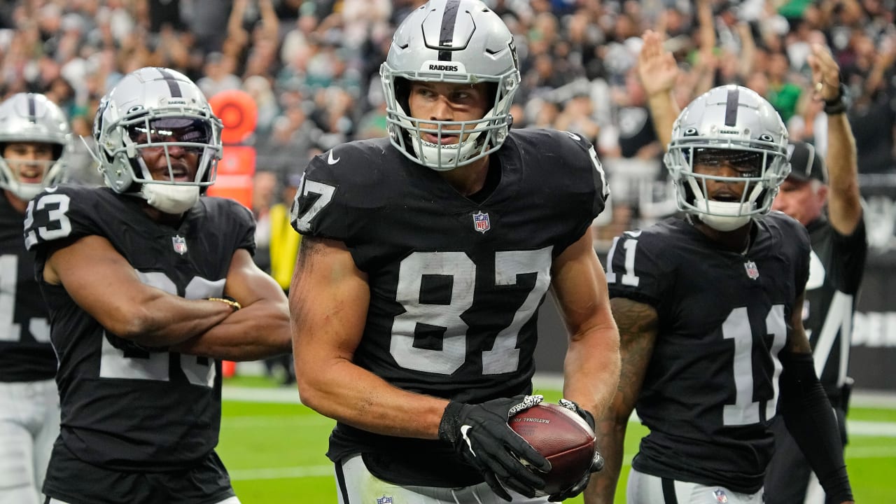 Oakland Raiders tight end Foster Moreau (87) looks to put a block