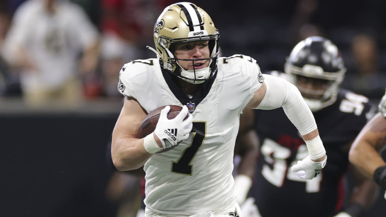 New Orleans Saints tight end Taysom Hill (7) runs during an NFL football  game against the San Francisco 49ers, Sunday, Nov.27, 2022, in Santa Clara,  Calif. (AP Photo/Scot Tucker Stock Photo - Alamy