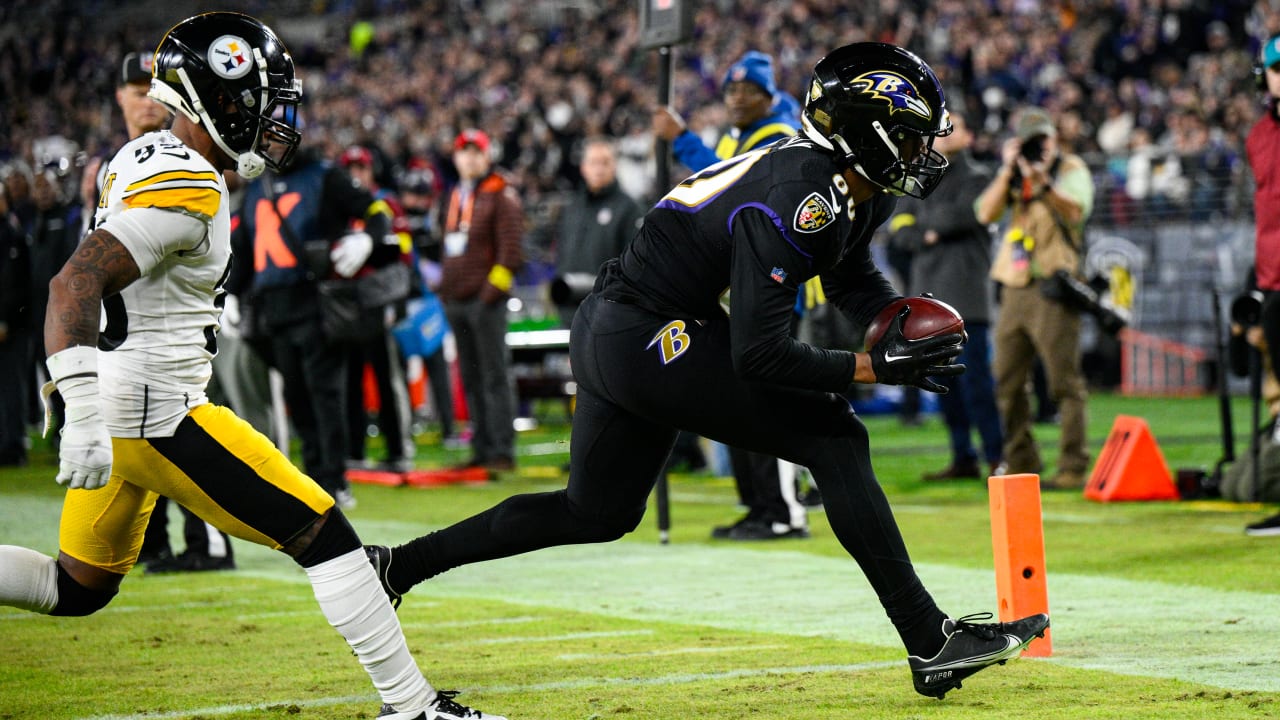 Baltimore Ravens tight end Isaiah Likely (80) warms up before an