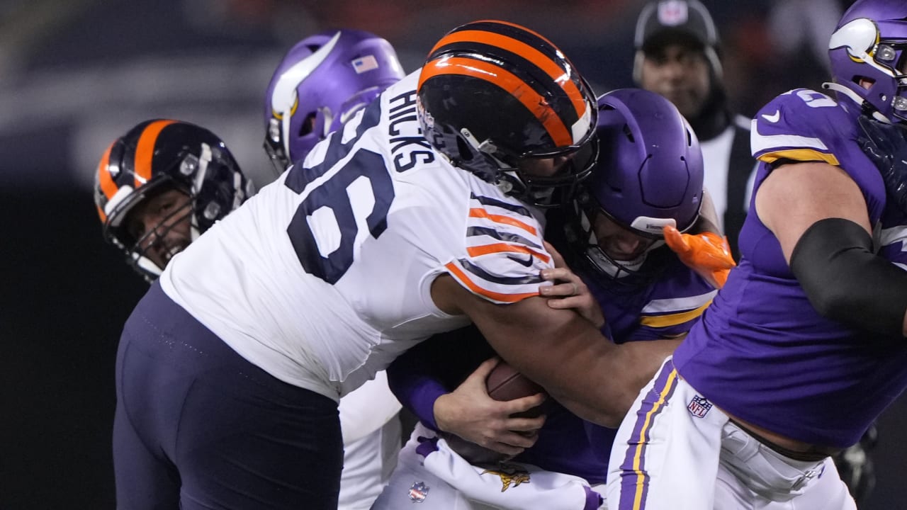 Minnesota Vikings linebacker Jordan Hicks corrals Chicago Bears