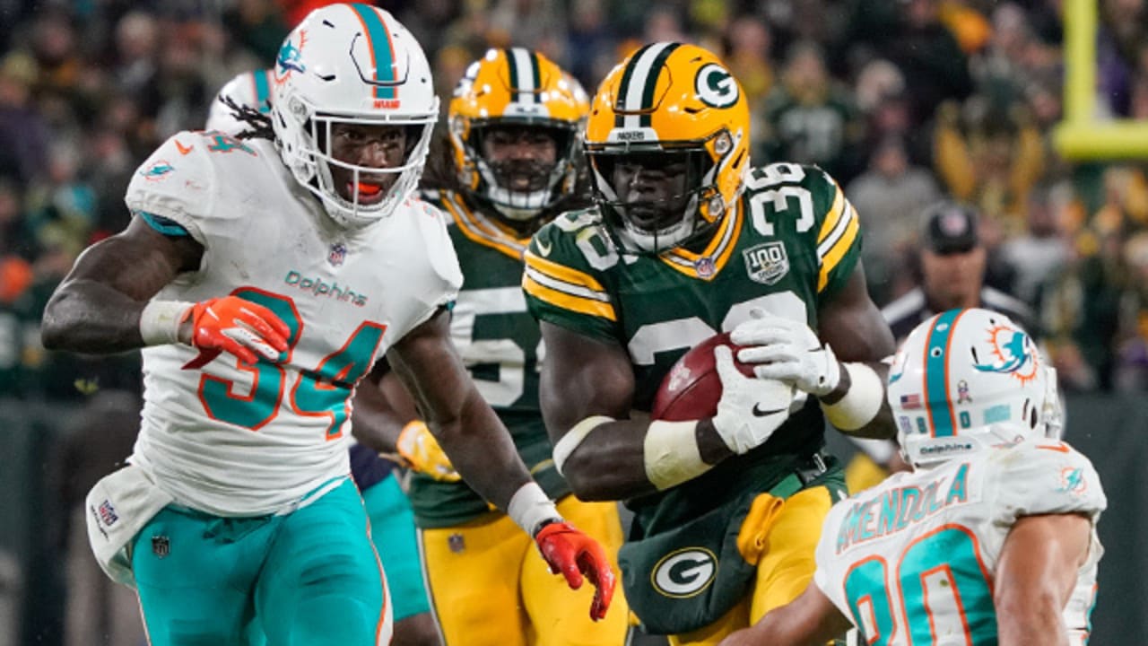 Green Bay, WI, USA. 11th Nov, 2018. Green Bay Packers defensive back Raven  Greene #36 returns a fake punt for a first down during the NFL Football  game between the Miami Dolphins