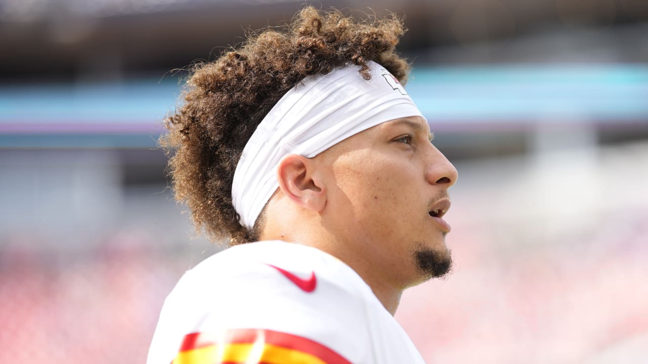 Patrick Mahomes 'feeling good' after early exit in Chiefs playoff win,  evaluated for concussion