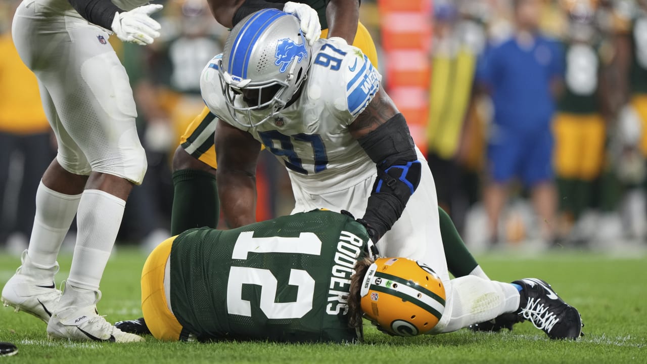 Minnesota Vikings defensive tackle Pat Williams looks at a replay during a  timeout against the Detroit Lions in the second quarter of an NFL football  game in Detroit, Sunday, Dec. 7, 2008. (