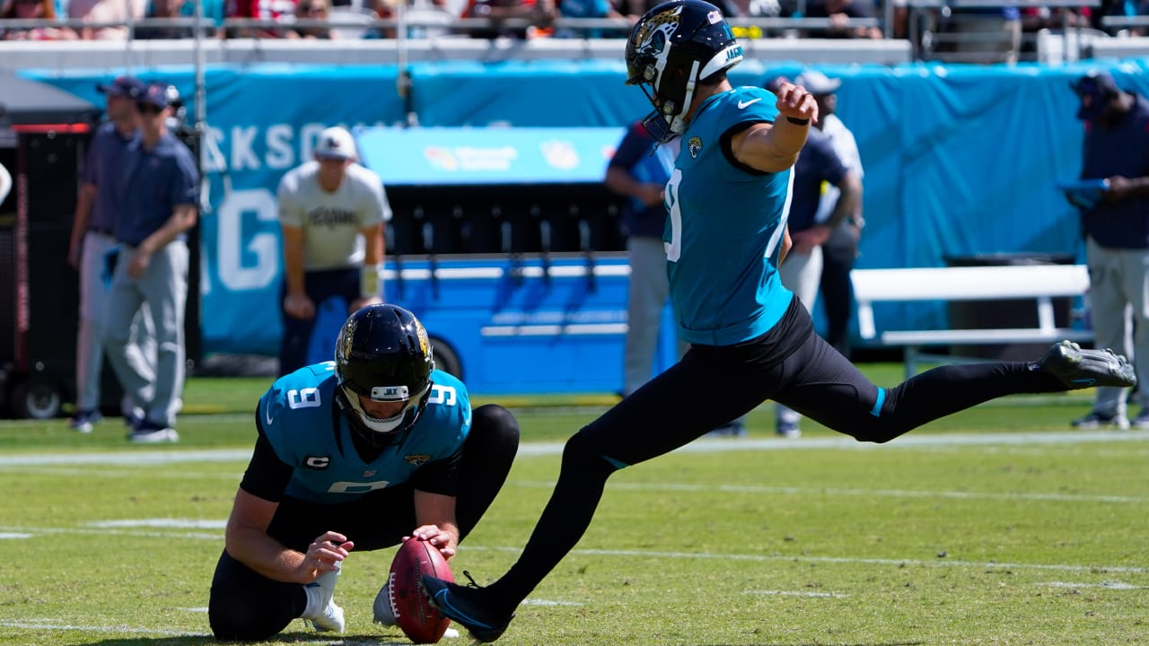 JACKSONVILLE, FL - NOVEMBER 27: Jacksonville Jaguars place kicker Riley  Patterson (10) and Jacksonvi