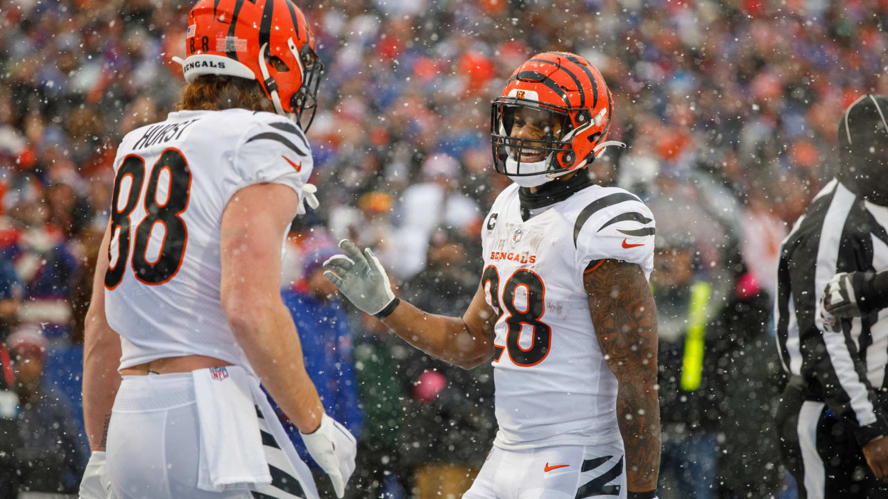 Cincinnati, Ohio, USA. 07th Oct, 2018. Cincinnati Bengals running back Joe  Mixon (28) rushes the ball and is tackled just short of the goal line in a  game between the Miami Dolphins