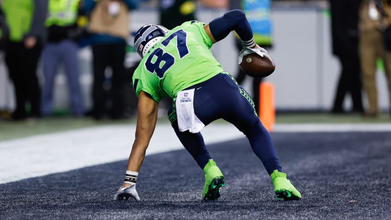 Seattle Seahawks quarterback Geno Smith's 10-yard TD pass to tight