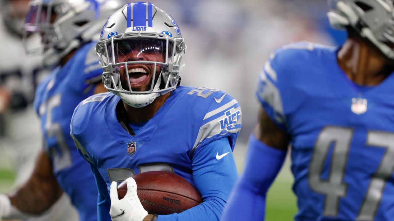 Detroit Lions cornerback Corn Elder lays out for scooping INT of