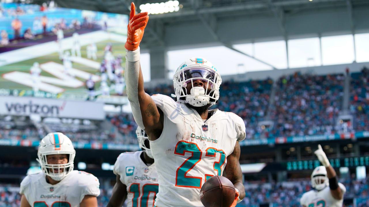 Miami Dolphins running back Jeff Wilson Jr. translates linebacker Andrew  Van Ginkel's INT into Fins TD