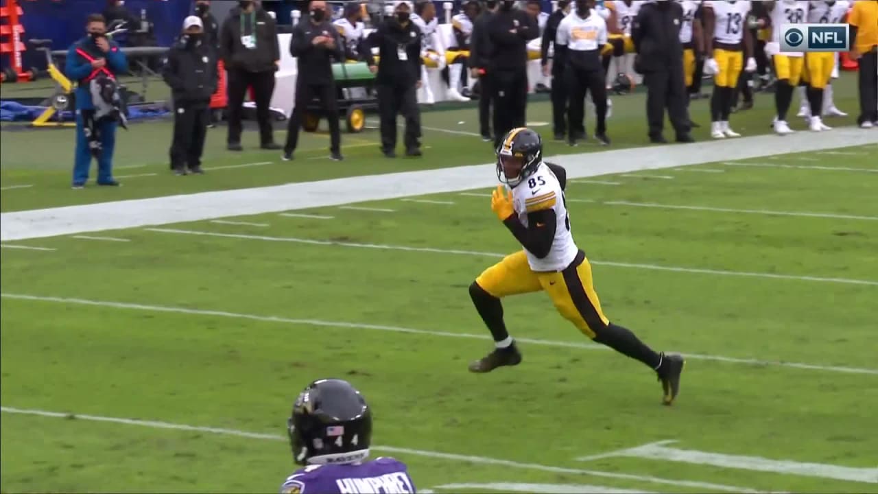 Pittsburgh Steelers tight end Eric Ebron strolls on 