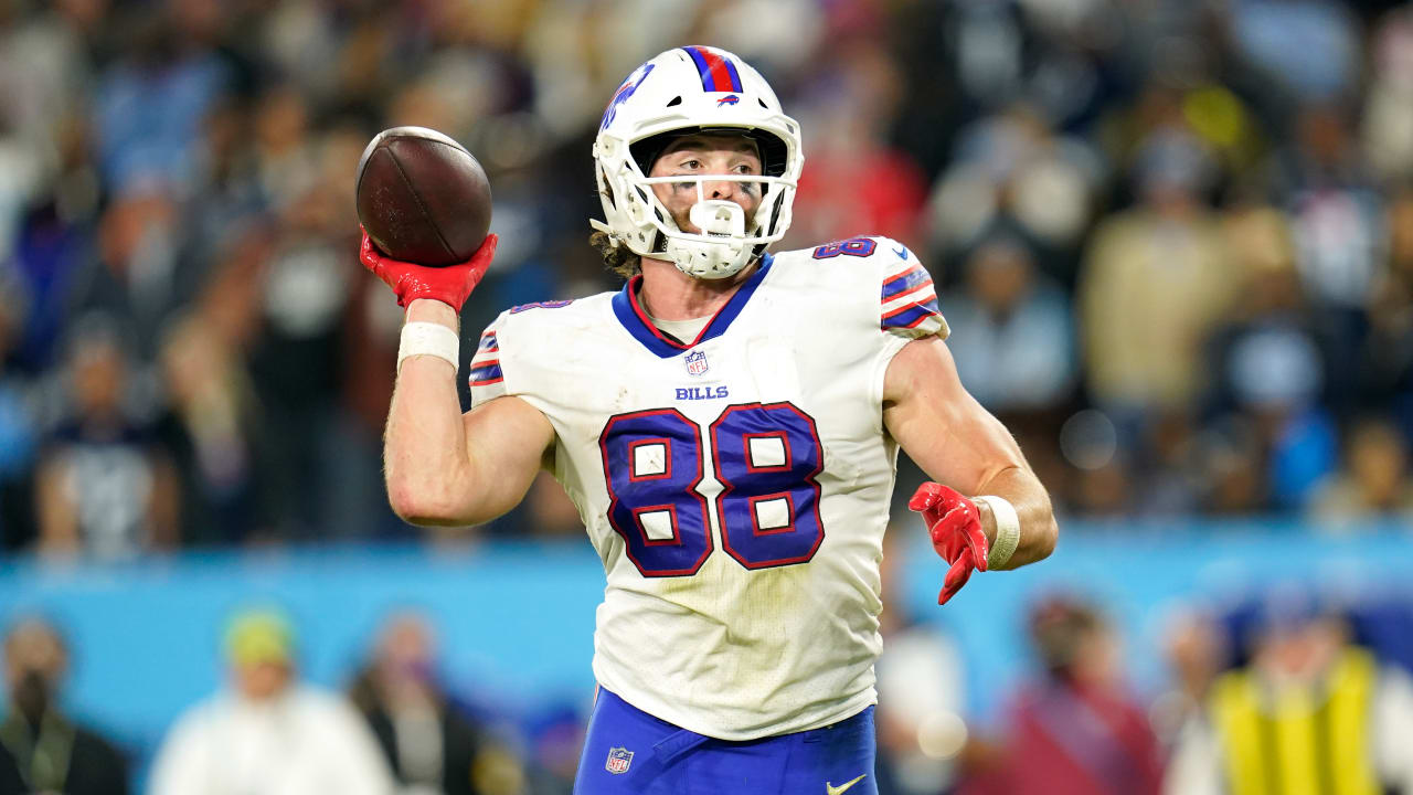 Buffalo Bills TE Dawson Knox throws Buffalo Special pass to Josh Allen