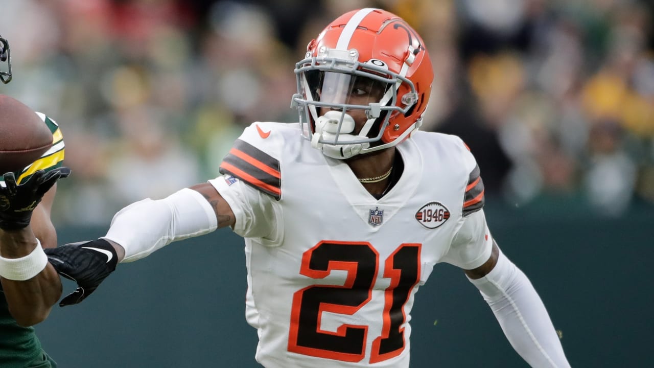 Cleveland Browns cornerback Denzel Ward (21) watches a replay