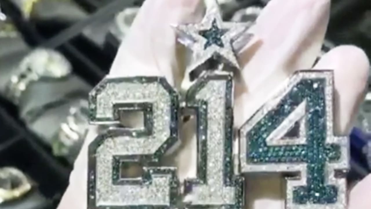 Ezekiel Elliott flexes new one-of-a-kind reversible diamond chain