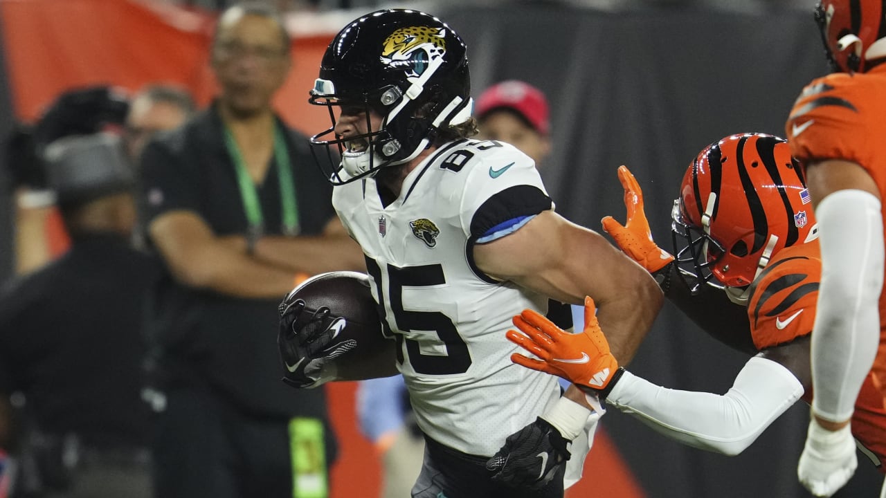 Jacksonville Jaguars tight end Dan Arnold&#39;s first catch with Jags goes for  a first down