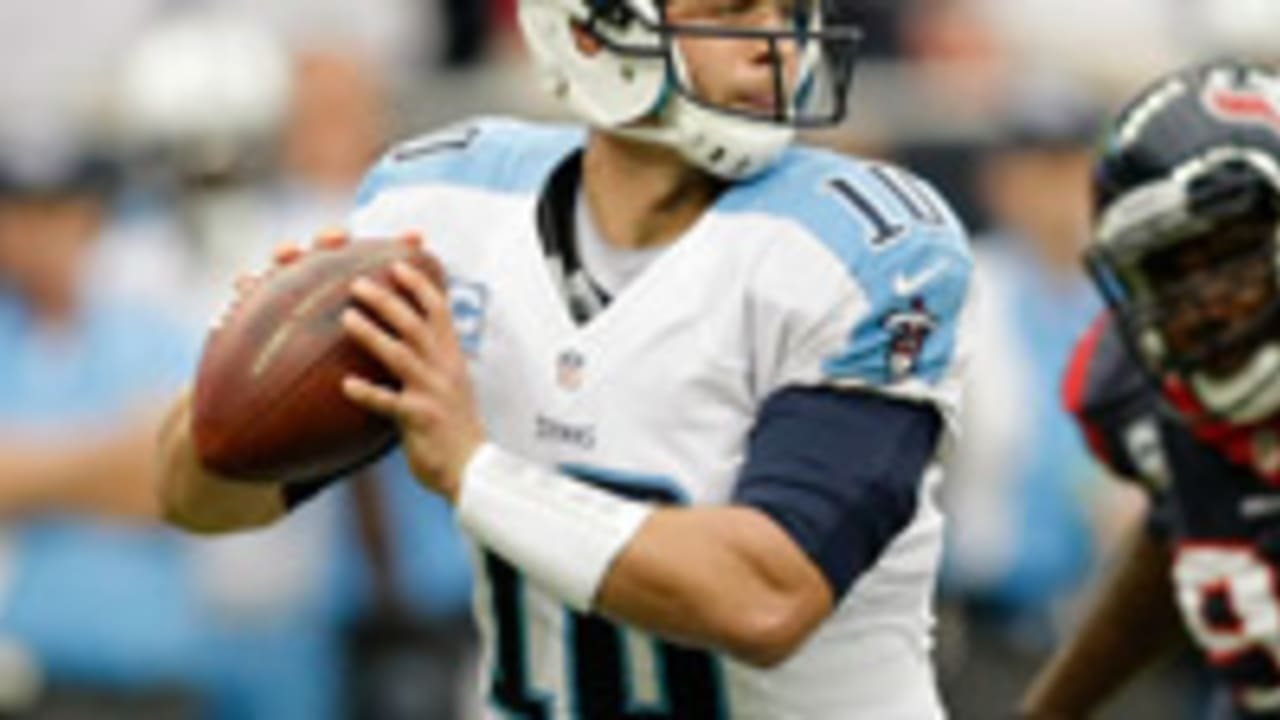 Jake Locker injures shoulder in Tennessee Titans' loss