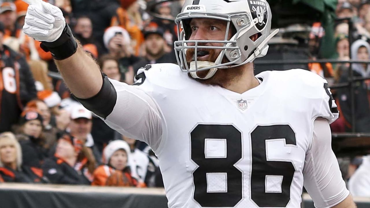 Raiders cut veteran TE Lee Smith, sign five draft picks