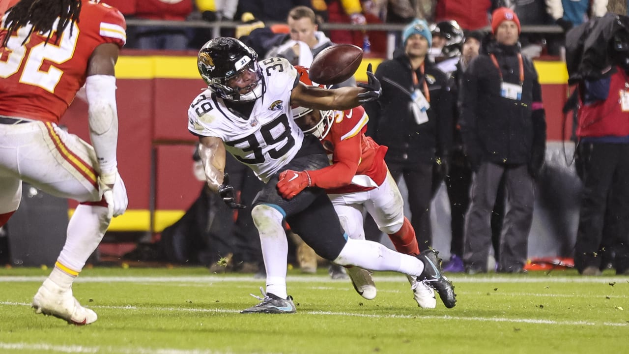 Kansas City Chiefs recover Jamal Agnew's critical fumble inside