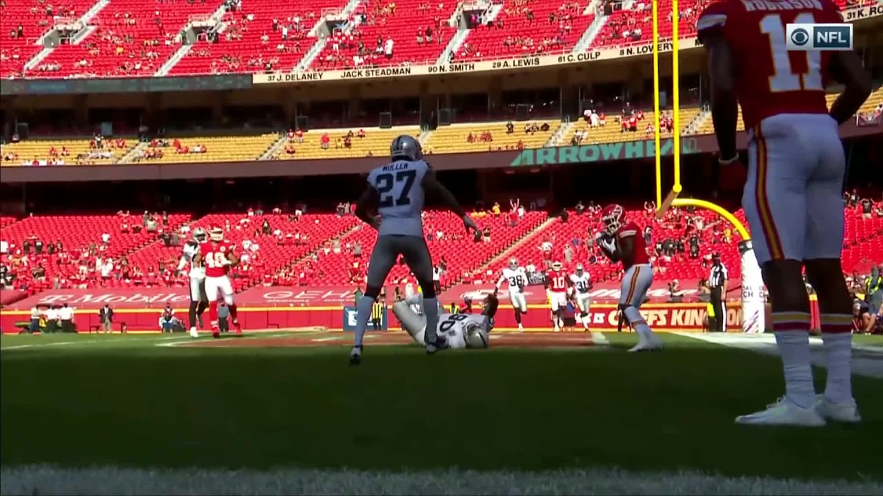 Mahomes Magic! QB keeps LB at bay for crazy cross-body two-point play