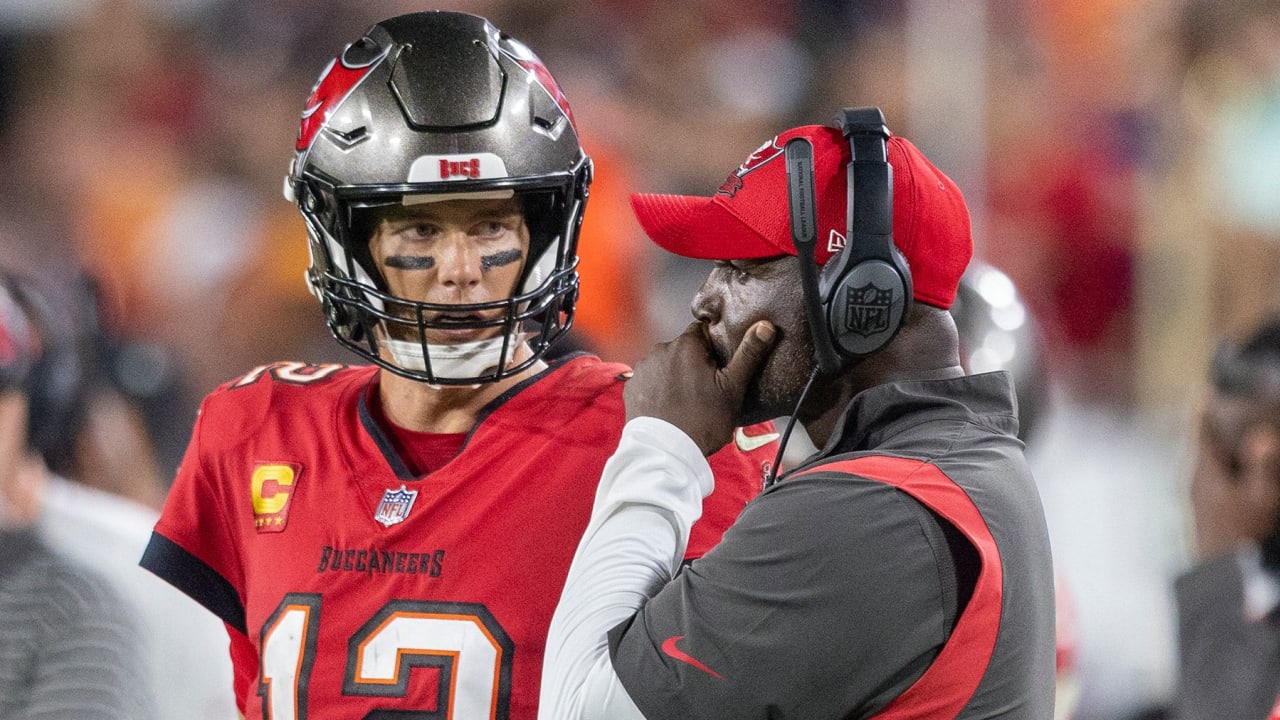 Brady huddles new teammates for workouts in Tampa