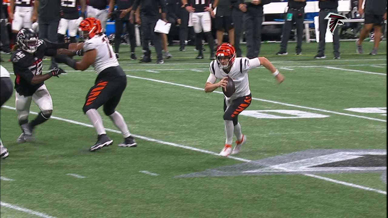 Cincinnati Bengals quarterback Jake Browning shows off his mobility with a  12-yard scramble to escape a muddy pocket