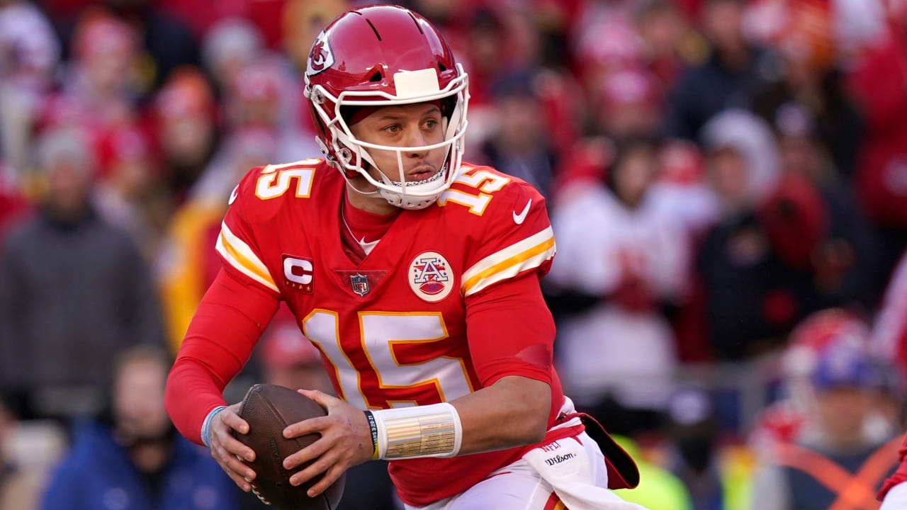 Kansas City Chiefs quarterback Patrick Mahomes' shovel pass to tight ...