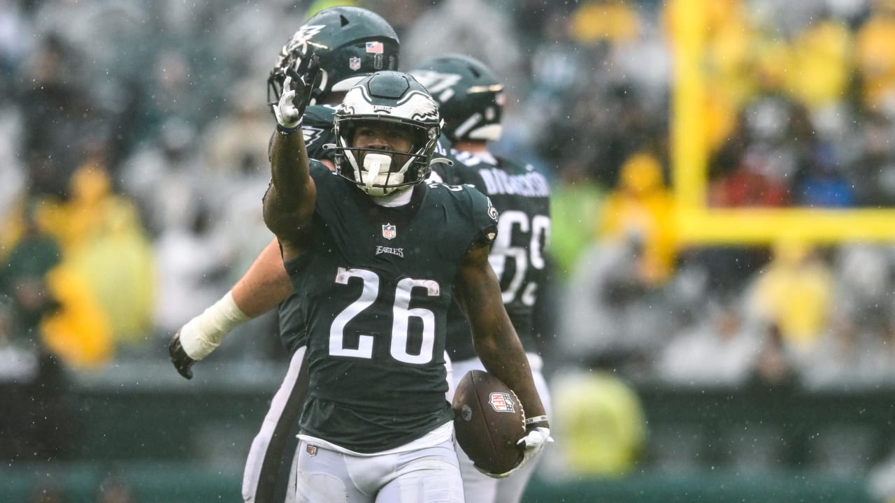 Philadelphia, Pennsylvania, USA. 21st Dec, 2021. Philadelphia Eagles  running back Miles Sanders (26) runs with the ball during the NFL game  between the Washington Football Team and the Philadelphia Eagles at Lincoln