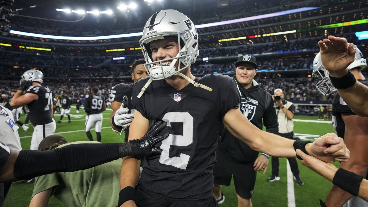 Raiders re-sign kicker Daniel Carlson 