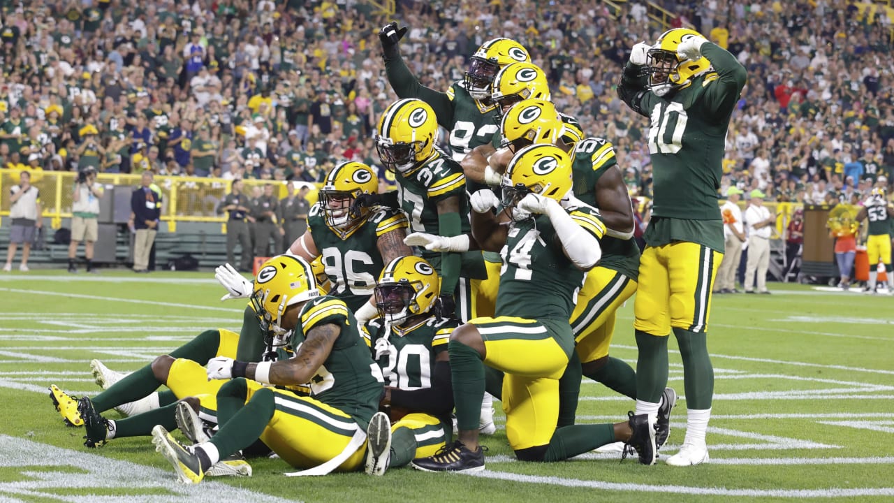 NFL on X: HALFTIME: @packers lead 19-7. 