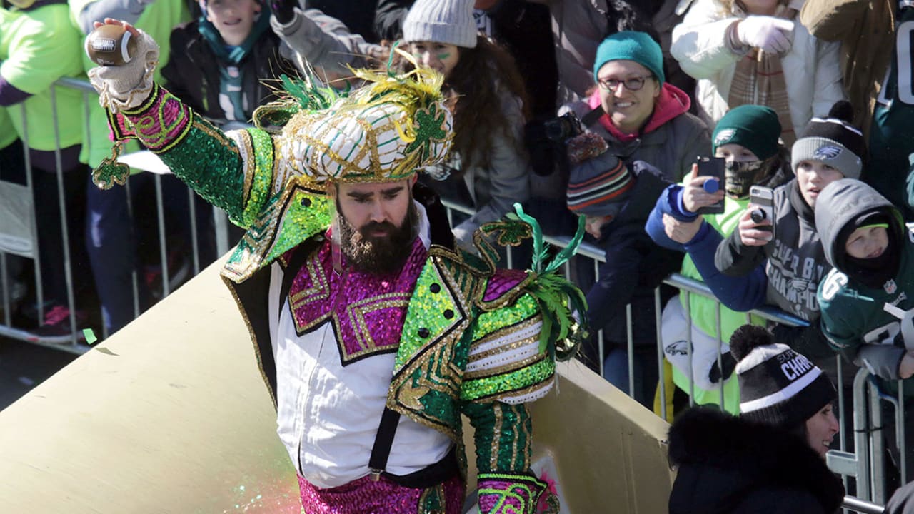 Jason Kelce had the Philly crowd HYPED at Game 3 of the NLCS 