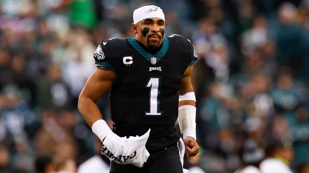 Eagles QB Jalen Hurts does best to protect sprained shoulder