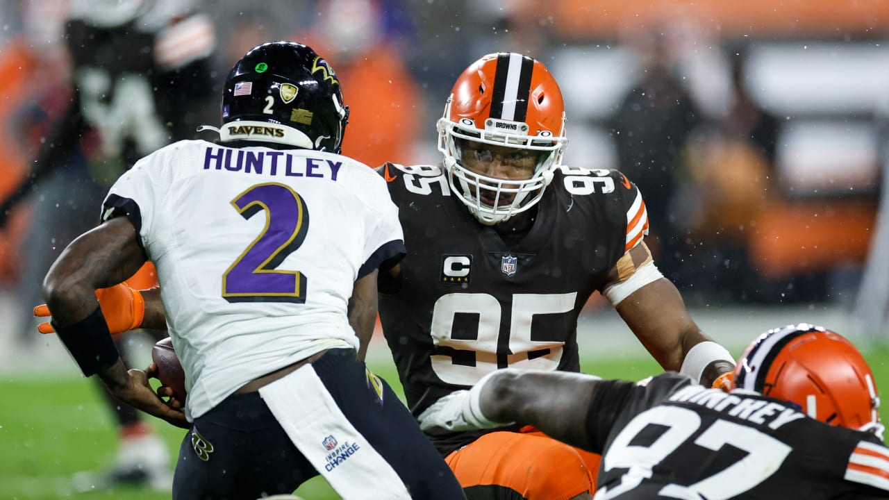 Cleveland Browns take down Baltimore Ravens quarterback Tyler Huntley on  second consecutive play