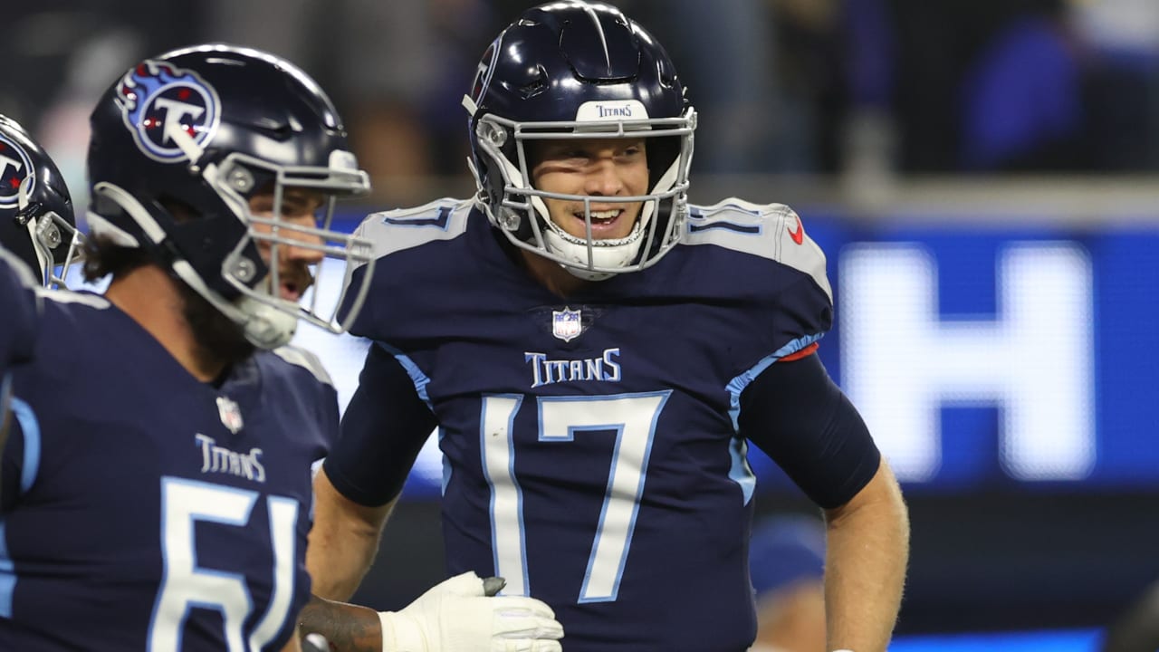 Tennessee Titans' naked bootleg on fourth down works to perfection for TD