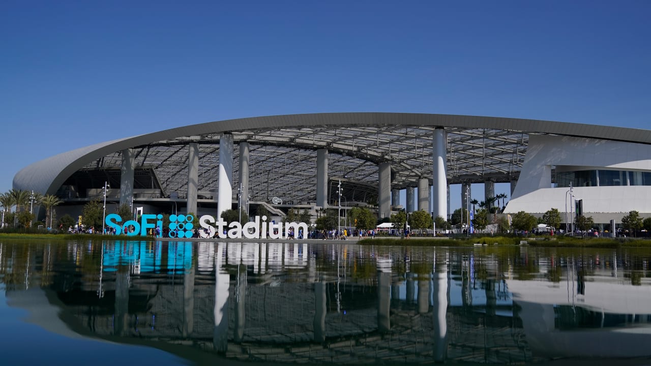 Start of Raiders-Chargers game delayed by lightning