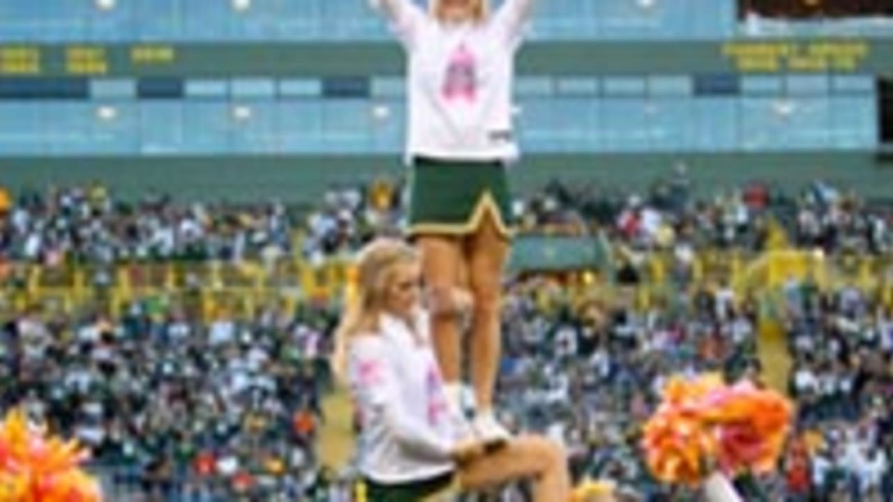 Packers cheerleader fights cyberbullying Bears fans