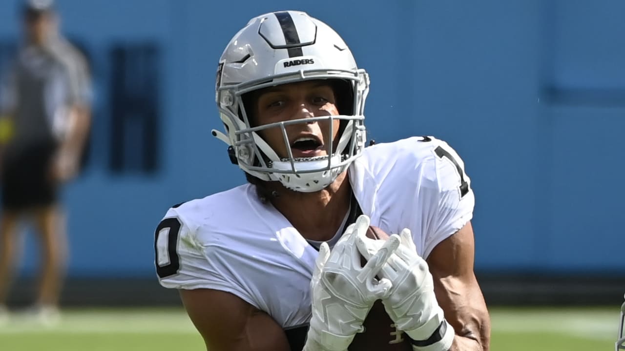 Can't-Miss Play: Las Vegas Raiders wide receiver Mack Hollins outleaps two  defensive backs to catch Raiders quarterback Derek Carr's 26-yard touchdown  dime