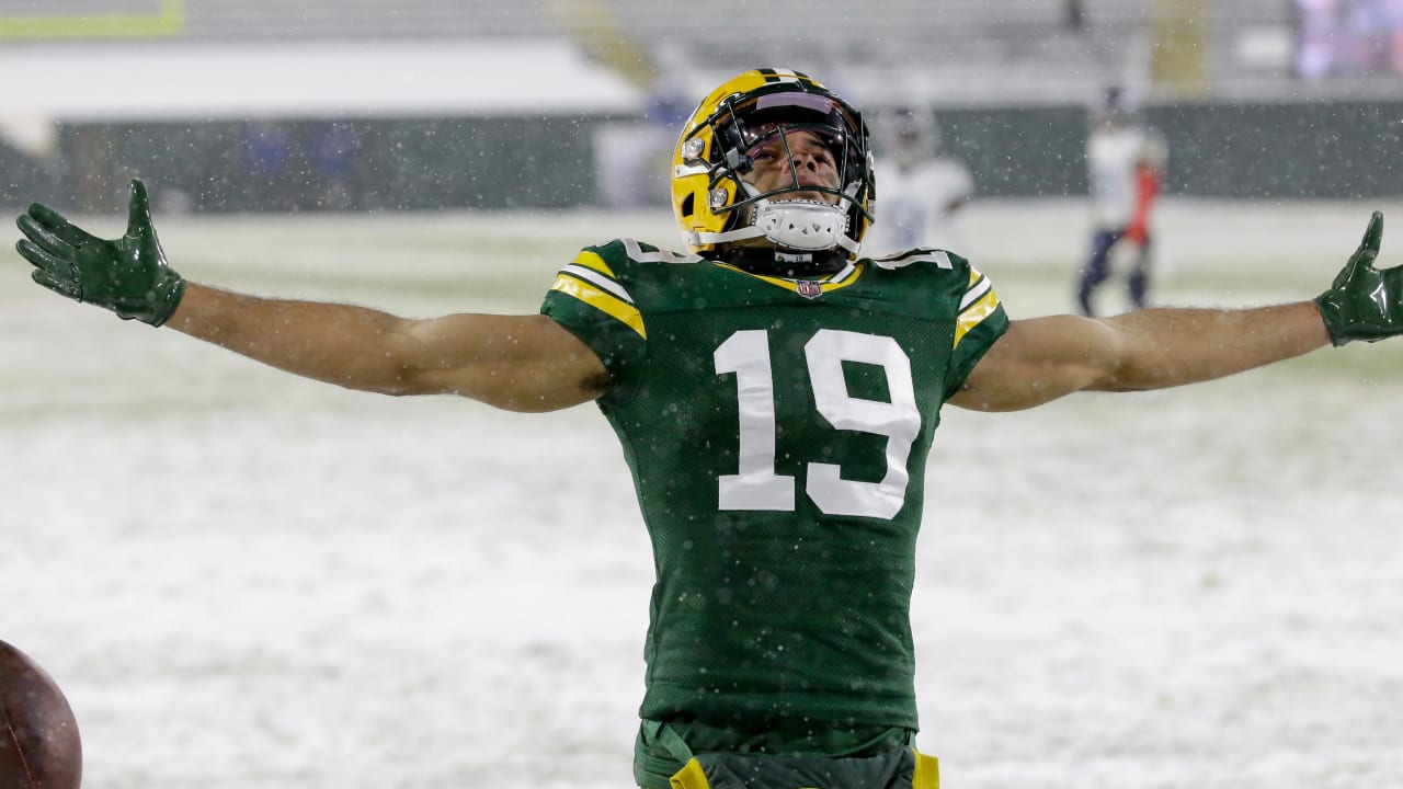 Aaron Rodgers throws 4 TD passes in the snow as the Green Bay