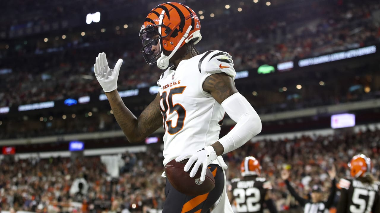 Cincinnati Bengals wide receiver Tee Higgins (85) runs up the field during  an NFL football game against the Cleveland Browns, Monday, Oct. 31, 2022,  in Cleveland. (AP Photo/Kirk Irwin Stock Photo - Alamy