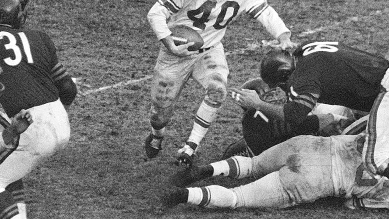 Detroit Lions back Howard Cassady (40) shoots toward the big hole