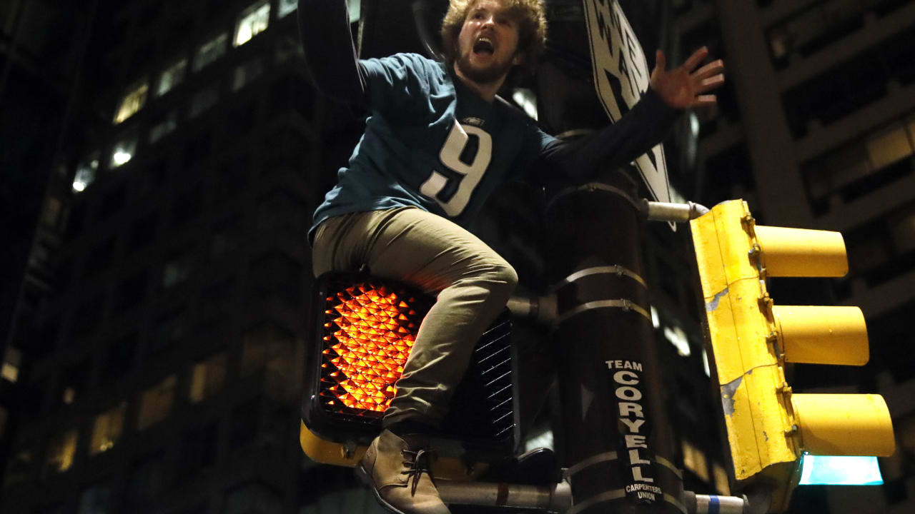 Eagles fans take to streets to celebrate after team's win