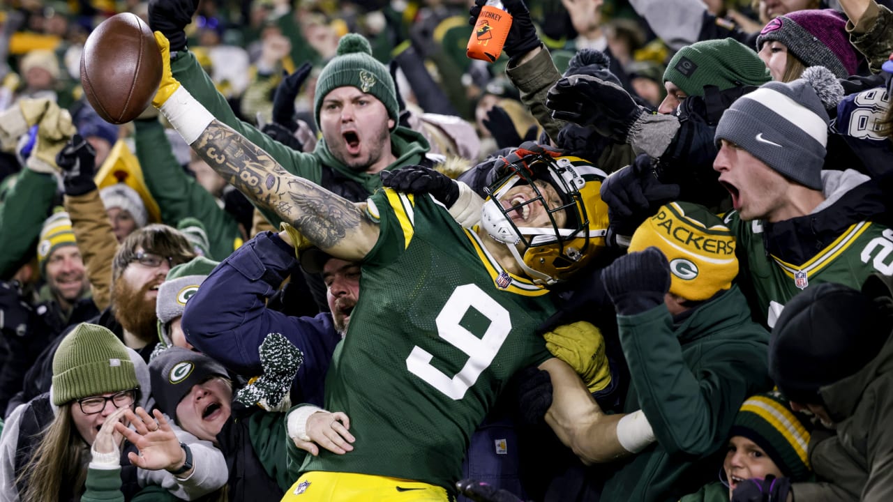 Tony Brown makes Lambeau Leap with Packers 