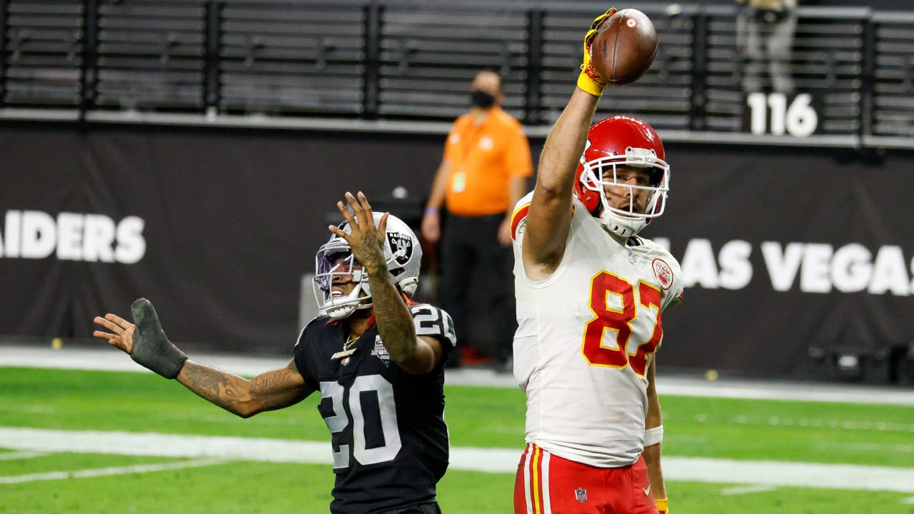 Mahomes hits Kelce in last minute, Chiefs edge Raiders 35-31