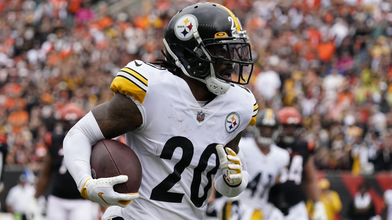 Pittsburgh Steelers cornerback Cameron Sutton snags ball for Steelers
