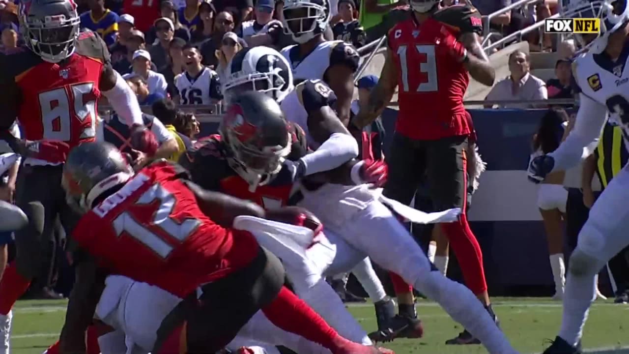 Ronald Jones hammers in TD in return to the L.A. Memorial Coliseum